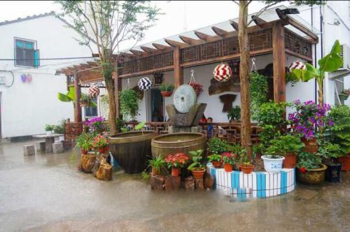 創(chuàng)意小木屋垃圾桶防臭在鄉(xiāng)鎮(zhèn)應(yīng)用