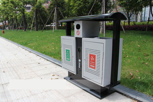 湖南湘潭鋼制戶外分類垃圾桶安裝上崗