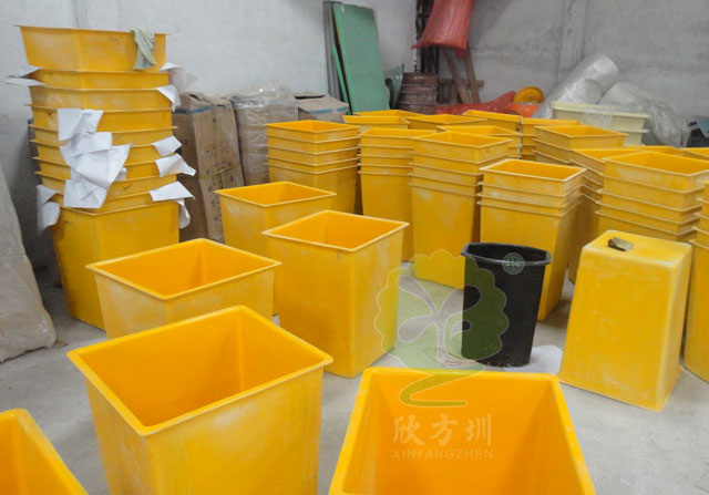 玻璃鋼戶(hù)外搖蓋垃圾桶圖片