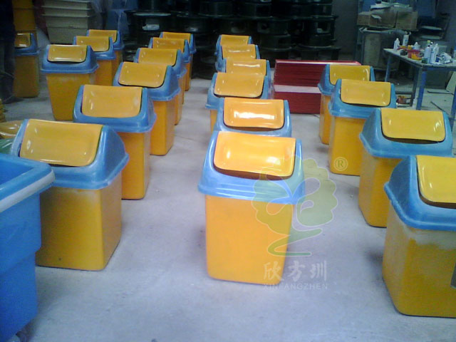 玻璃鋼戶(hù)外搖蓋垃圾桶圖片