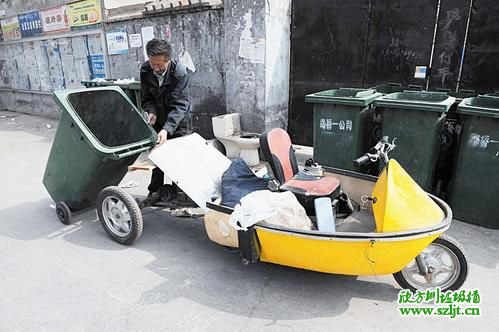 環(huán)衛(wèi)電動車清運(yùn)垃圾