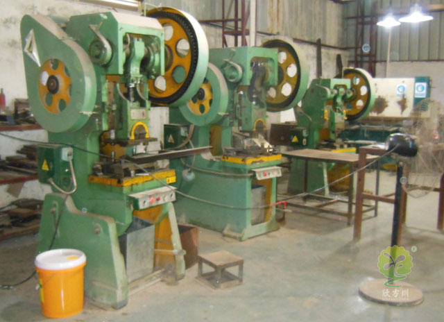 垃圾桶工廠生產(chǎn)設(shè)備